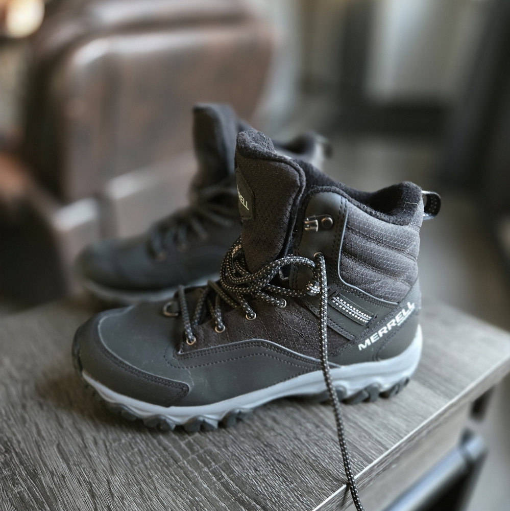 Womens NEARLY BRAND NEW Merrell Black WINTER Hiking Boots